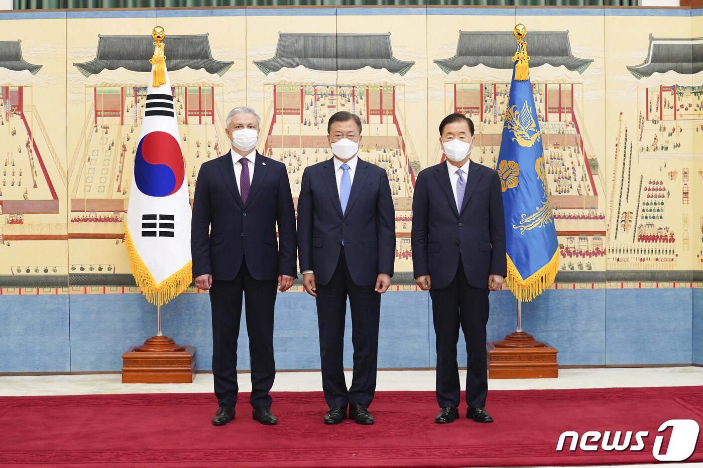 본문 이미지 - 문재인 대통령이 26일 오후 청와대 충무실에서 열린 주한대사 신임장 제정식에서 드미트로 포노마렌코 주한 우크라이나 대사로부터 신임장을 받은 뒤 기념촬영을 하고 있다. 오른쪽은 정의용 외교부 장관.(청와대 제공) 2022.4.26/뉴스1 ⓒ News1 이광호 기자