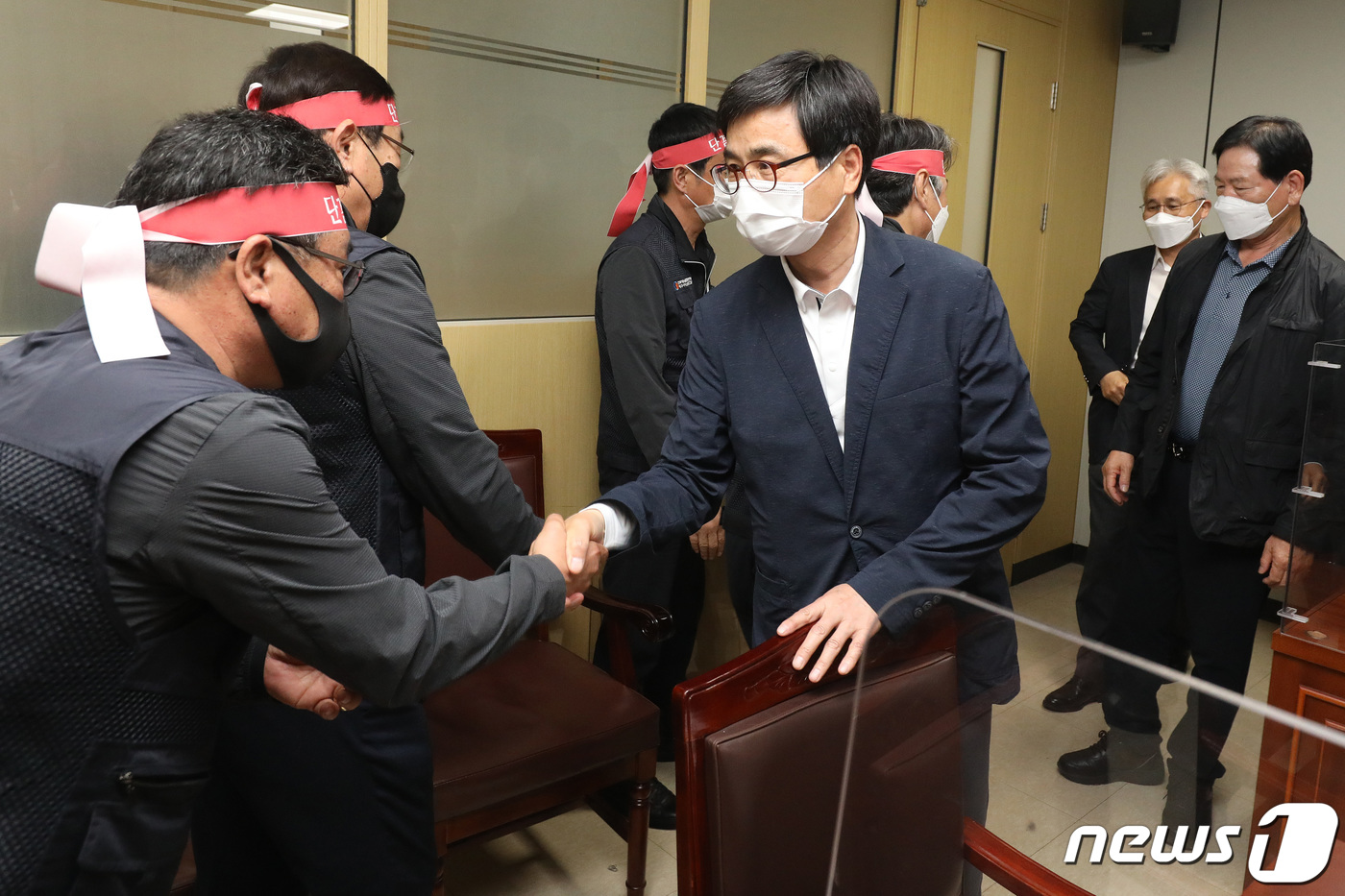 (대구=뉴스1) 공정식 기자 = 26일 오후 대구지방고용노동청 경북지방노동위원회에서 열린 대구 시내버스 노조와 사측인 대구시 버스운송사업조합의 임금협상을 위한 3차 조정회의에서 극 …