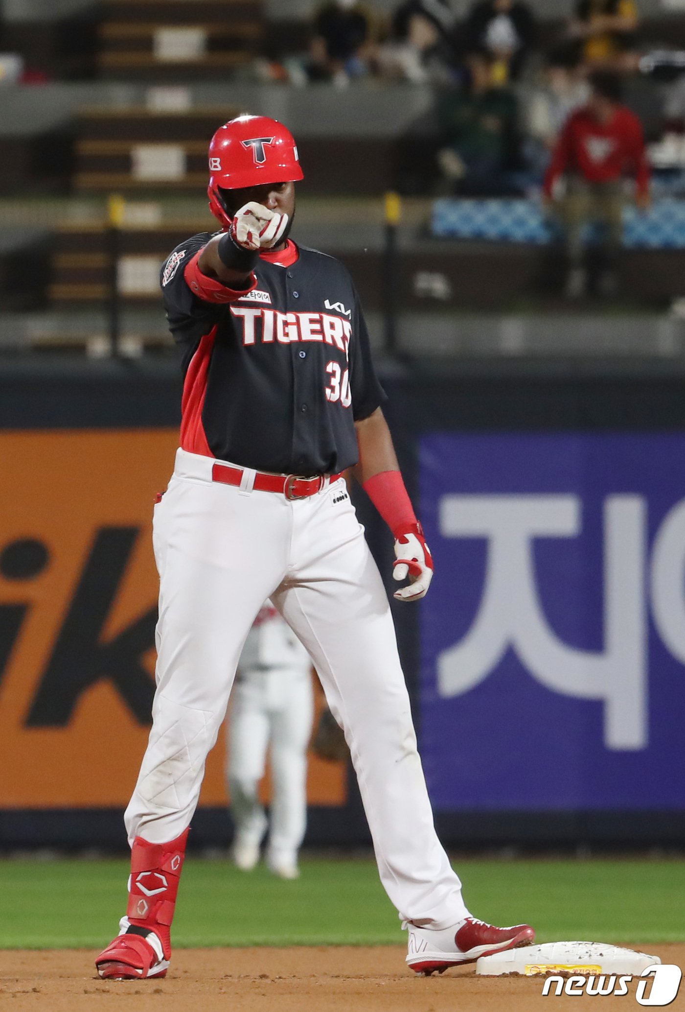 (수원=뉴스1) 김영운 기자 = 26일 오후 경기 수원 장안구 KT위즈파크에서 열린 ‘2022 신한은행 SOL KBO리그’ KT 위즈와 KIA 타이거즈의 경기, 8회초 1사 1루 …