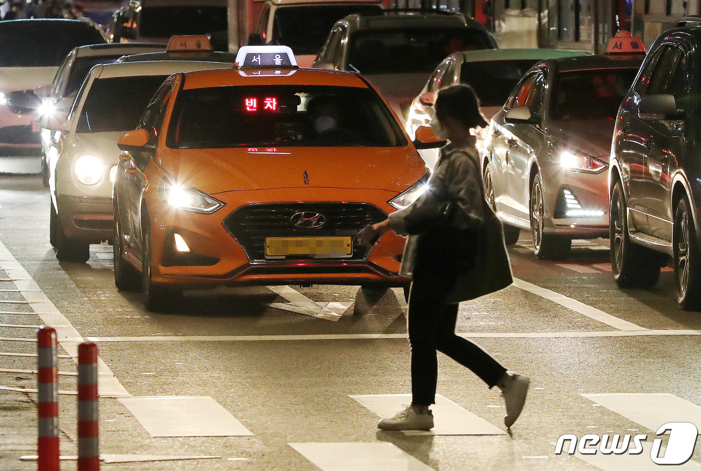 (서울=뉴스1) 박세연 기자 = 26일 저녁 서울 종각역 부근에서 택시가 운행을 하고 있다.서울시가 택시 요금 심야할증 시간대를 밤 12시에서 10시로 2시간 앞당기는 방안을 검토 …