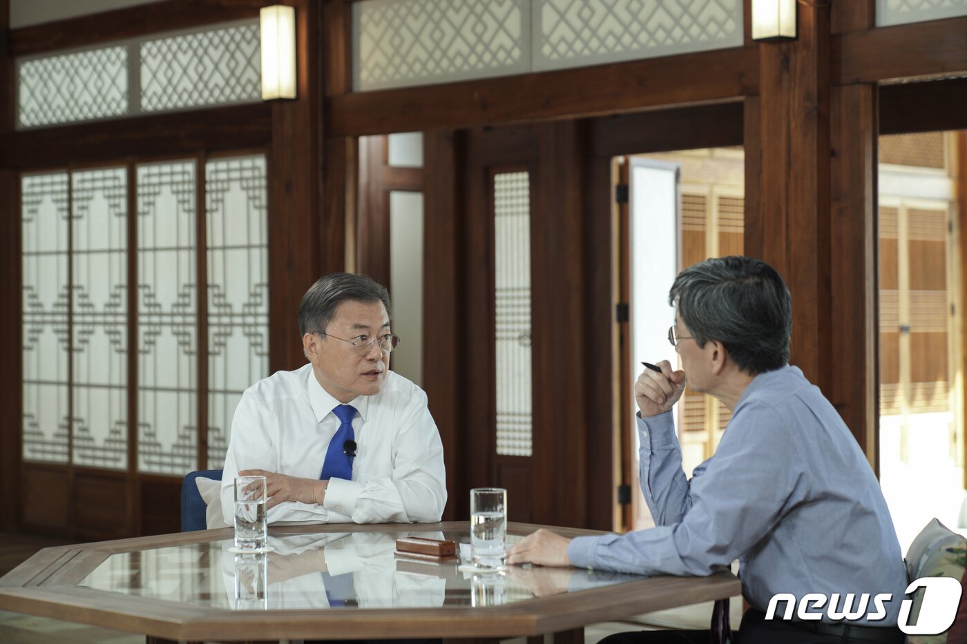 본문 이미지 - 문재인 대통령이 지난 15일 청와대 상춘재에서 JTBC 손석희 전 앵커와 대담하고 있다.(청와대 제공)2022.4.26/뉴스1