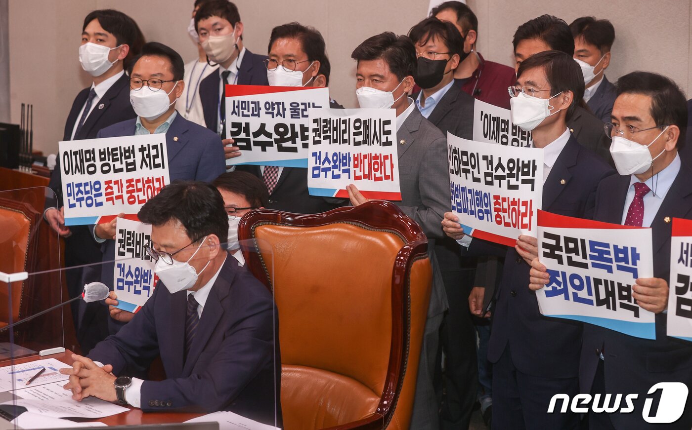 본문 이미지 - 국민의힘 의원들이 26일 오후 서울 여의도 국회에서 열린 법제사법위원회 전체회의에서 ‘검수완박’ 강행 처리 반대 손 피켓을 들고 서 있다. (공동취재) 2022.4.26/뉴스1 ⓒ News1 이재명 기자