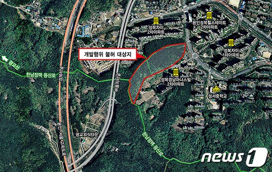 본문 이미지 - 개발행위 허가 절차가 진행되고 있는 성복자이2차 아파트와 경남아너빌2차 아파트 사이의 토지. 앞서 용인시는 이 토지에 대해 세 차례 신청된 개발행위 허가를 모두 내주지 않았다.(주민측 제공) ⓒ News1  