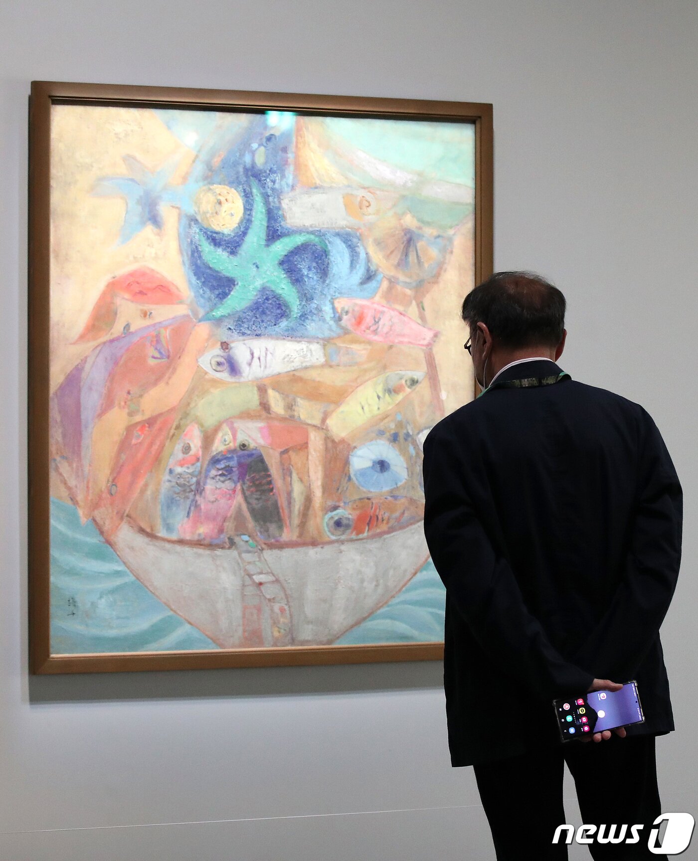 본문 이미지 - 천경자의 '만선'을 관람하는 관람객의 모습 ⓒ News1  