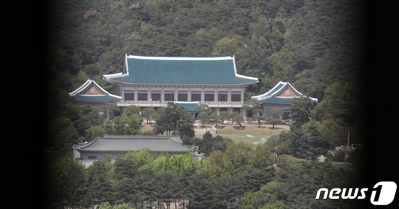 (서울=뉴스1) 김명섭 기자 = 27일 오전 10시부터 네이버, 카카오톡, 토스 등 온라인 플랫폼을 통해 오는 5월 10일 개방되는 청와대 관람을 신청할 수 있다. 우리 국민과 외 …