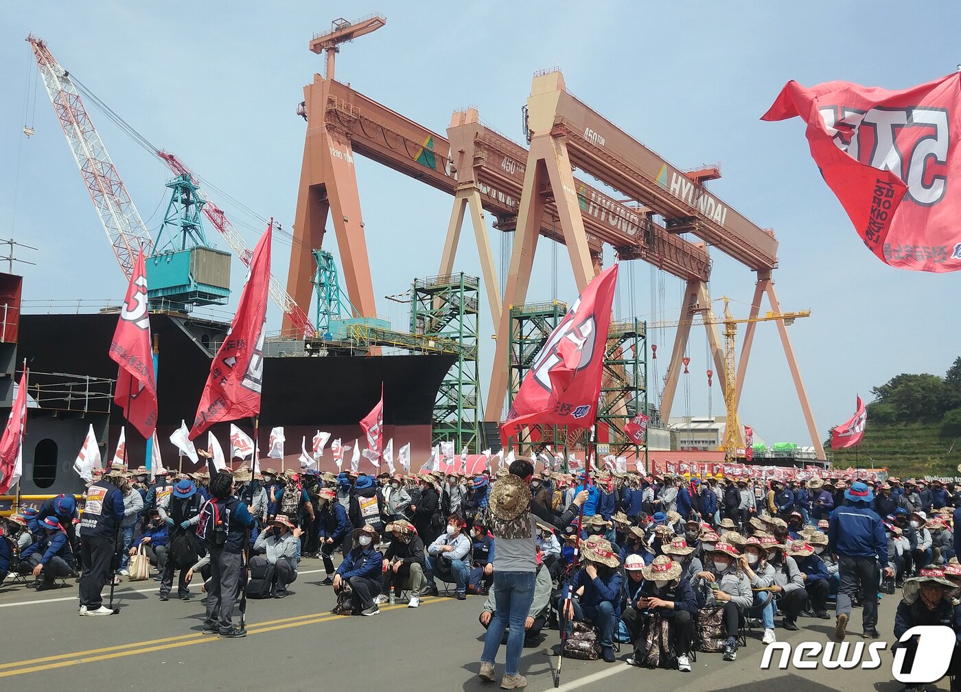 본문 이미지 - 전국금속노조 현대중공업지부 조합원들이 27일 현대중공업 울산 본사에서 파업집회를 하고 있다.  (현대중공업 노조 제공) 2022.4.27/뉴스1 ⓒ News1 조민주 기자
