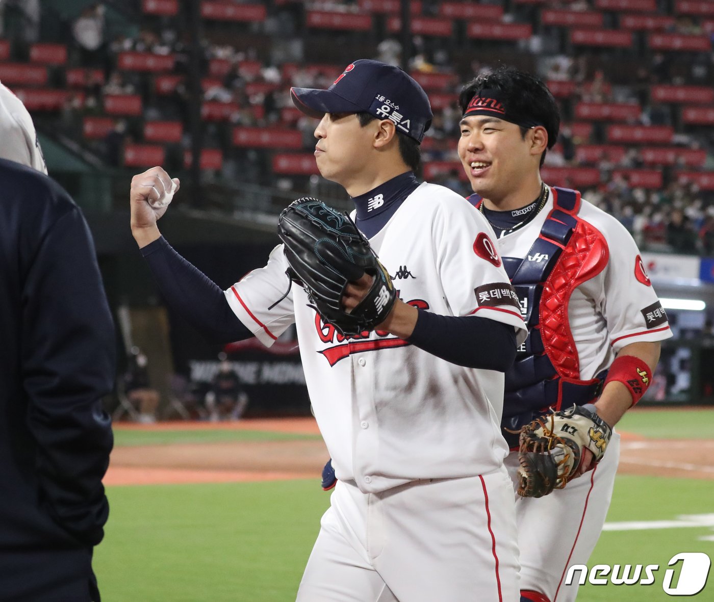 본문 이미지 - 27일 오후 부산 동래구 사직야구장에서 열린 프로야구 ‘2022 신한은행 SOL KBO리그’ SSG랜더스와 롯데자이언츠의 경기, 9회초 후 롯데 구승민이 더그아웃으로 들어가면서 파이팅을 하고 있다. 2022.4.27/뉴스1 ⓒ News1 김영훈 기자