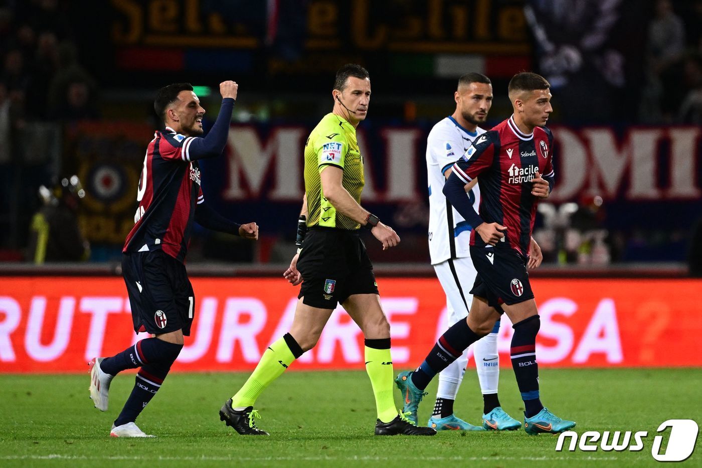 본문 이미지 - 후반 골키퍼 실책으로 실점을 허용한 인터밀란과 기뻐하는 볼로냐 선수들의 모습. ⓒ AFP=뉴스1