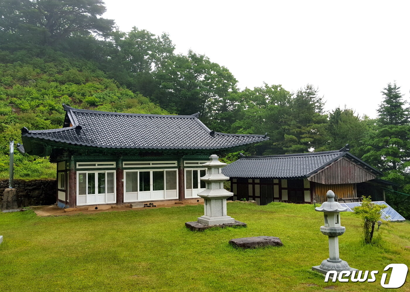 본문 이미지 - 해발 1,200m에 자리한 도솔암의 단아한 모습. 입구에 “스님들의 기도터이니, 출입을 삼가하시오”라는 안내문이 있다 ⓒ 뉴스1