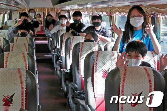 광주 서일초등학교에서 6학년 학생들이 수학여행을 가기 전 들뜬 모습을 보이고 있다. 2022.4.28. (사진은 기사 내용과 무관함) / 뉴스1 © News1
