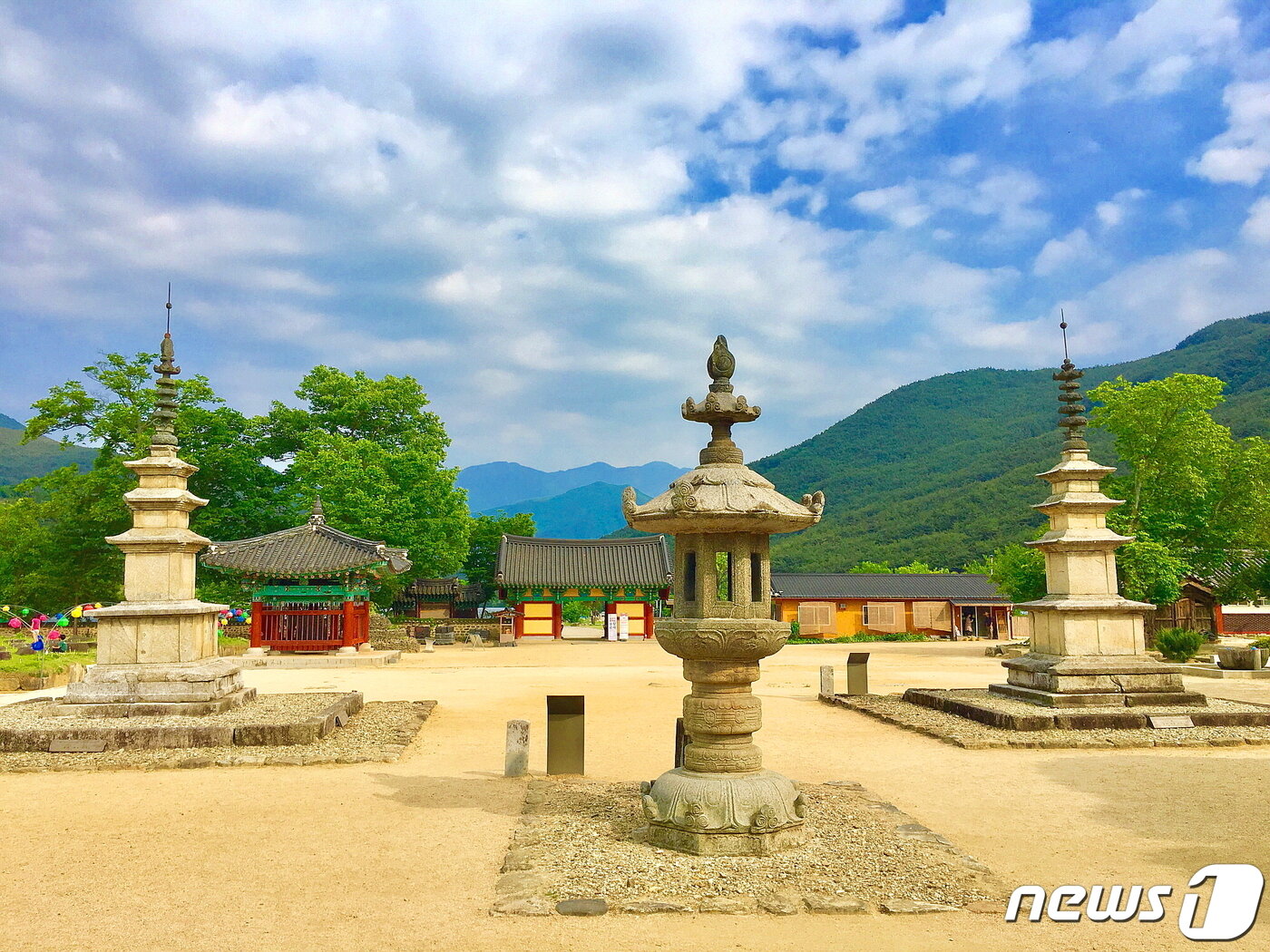 본문 이미지 - 실상사. 가운데 멀리 천왕봉이 보인다 ⓒ 뉴스1