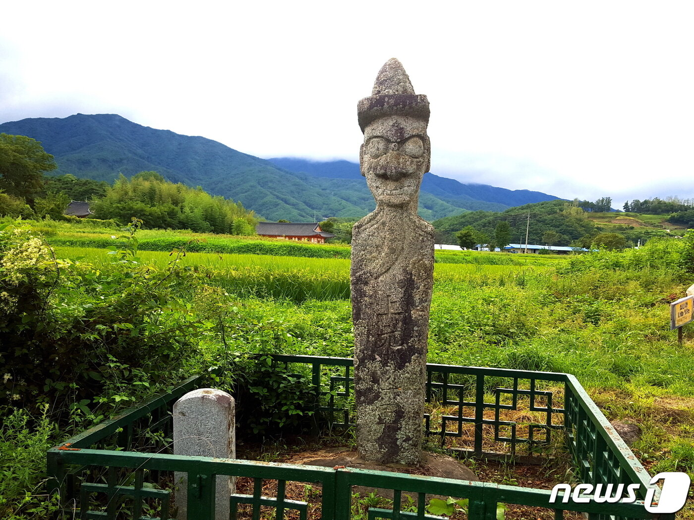 본문 이미지 - 실상사 입구 돌장승. ‘벅수’라고도 한다. 큰 눈에 주먹코가 익살스럽고 친근하다 ⓒ 뉴스1