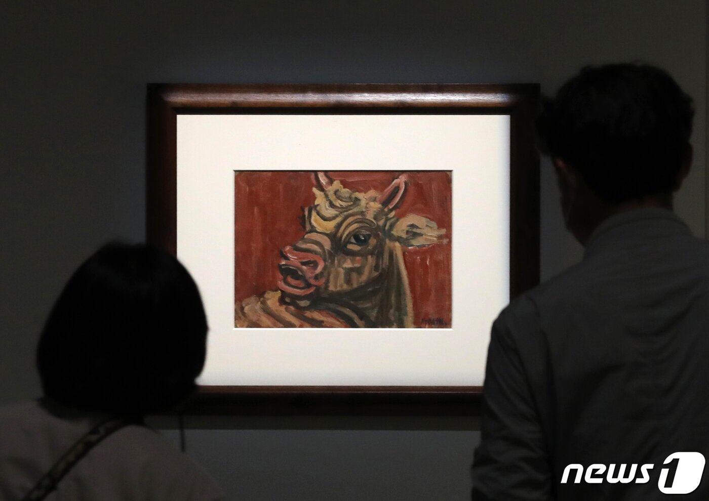 본문 이미지 - 28일 오전 서울 용산구 국립중앙박물관 특별전시관에서 관람객들이 고 이건희 회장 기증 1주년 기념전 '어느 수집가의 초대'에 전시된 작품을 살펴보고 있다. 이날 개막한 전시에서는 이 회장이 생전에 모은 선사시대부터 21세기까지의 다양한 작품 2만3000여 점의 기증품 중 295건 355점을 선보인다. 오는 8월 28일까지 4개월 간 열린다. 2022.4.28/뉴스1 ⓒ News1 구윤성 기자