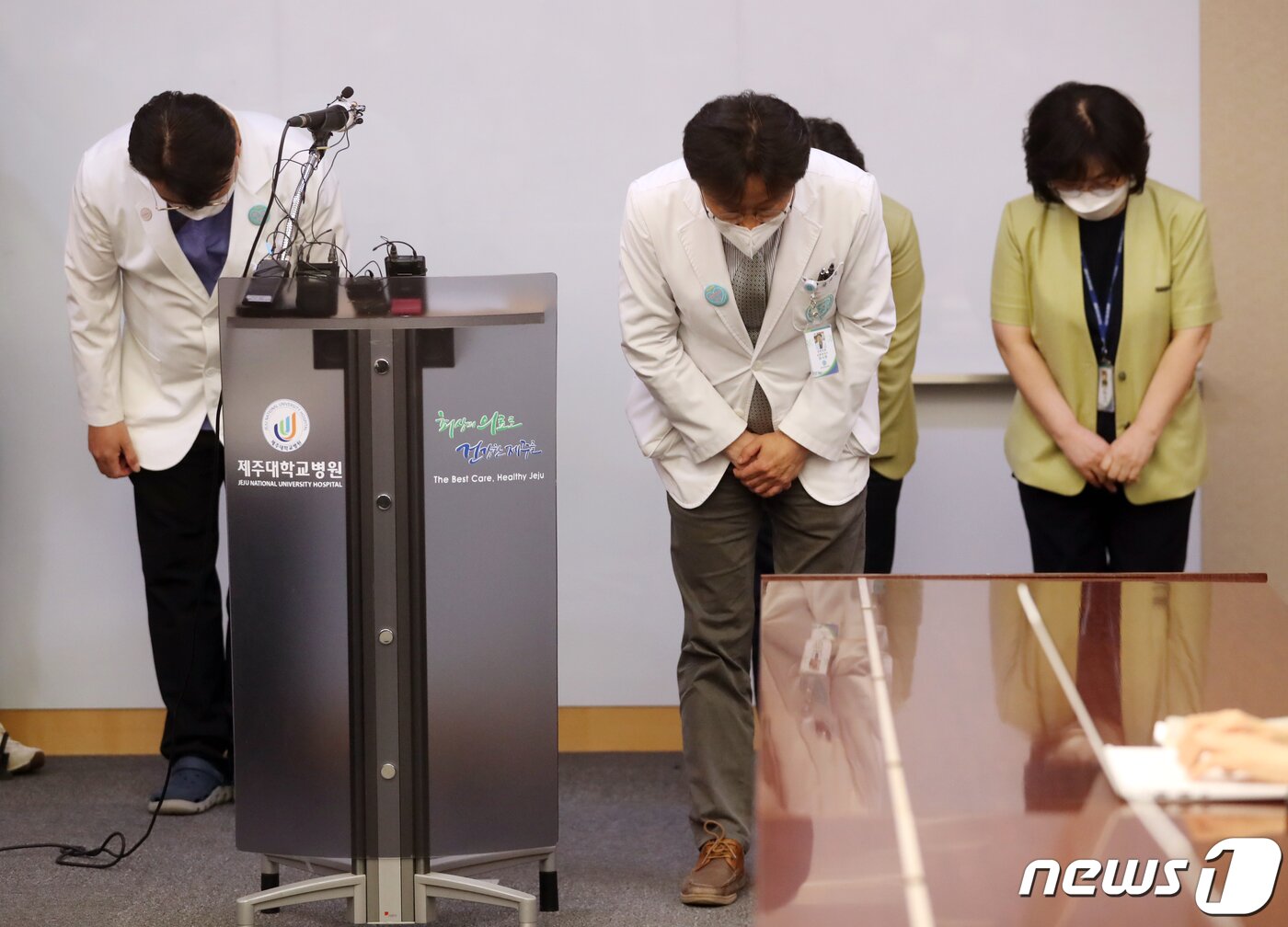 본문 이미지 - 제주대학교병원 관계자들이 지난해 4월28일 오후 제주대병원 회의실에서 A양 오투약 사망사고 관련 기자회견을 열고 허리 숙여 사과하고 있다.2022.4.28/뉴스1 ⓒ News1 오현지 기자