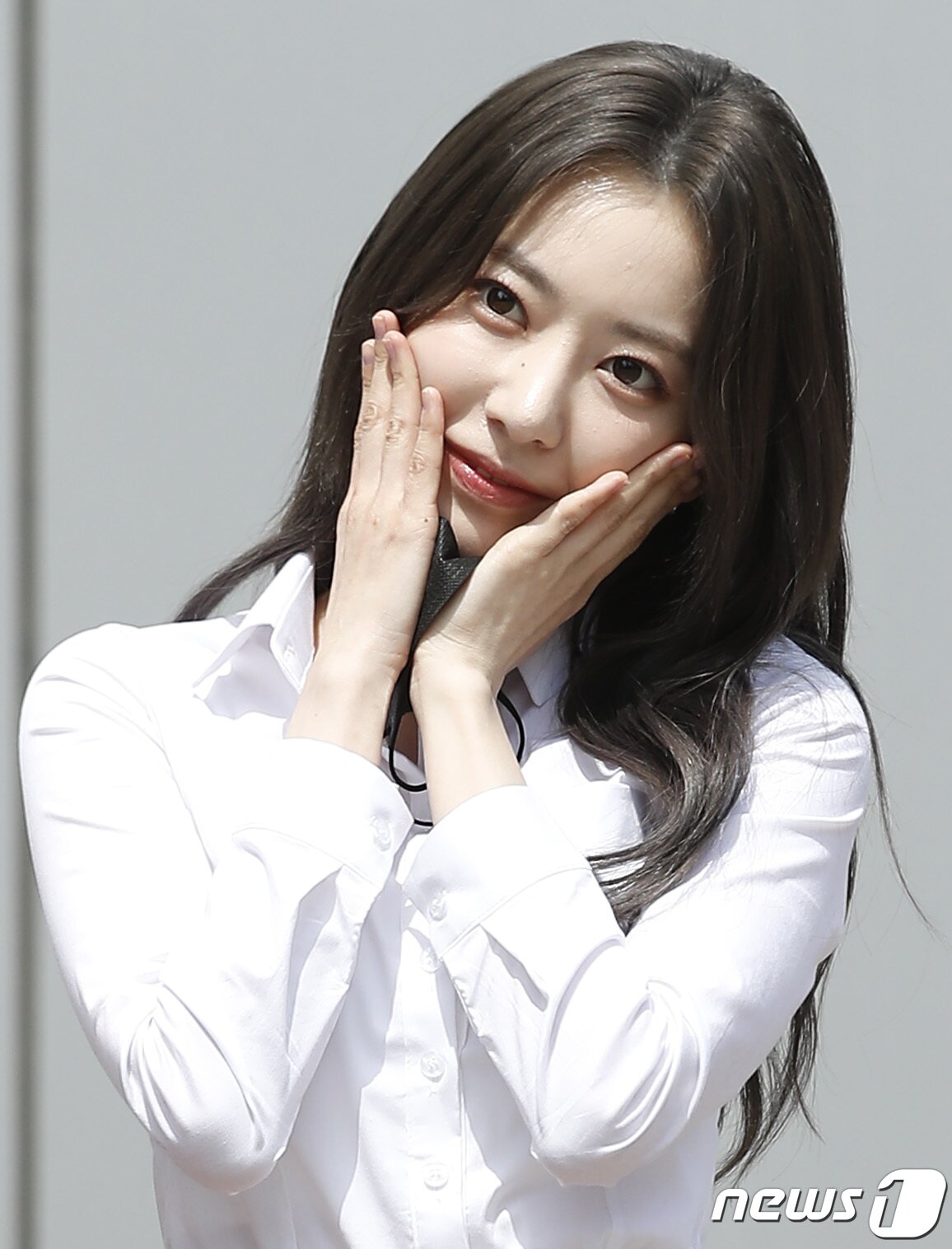 본문 이미지 - 르세라핌(LE SSERAFIM)의 미야와키 사쿠라가 28일 경기도 고양시 일산 동구 장항동 JTBC 일산스튜디오에서 열린 '아는 형님'(아형)에 참석해 꽃받침 포즈를 취하고 있다. ⓒ News1 권현진 기자