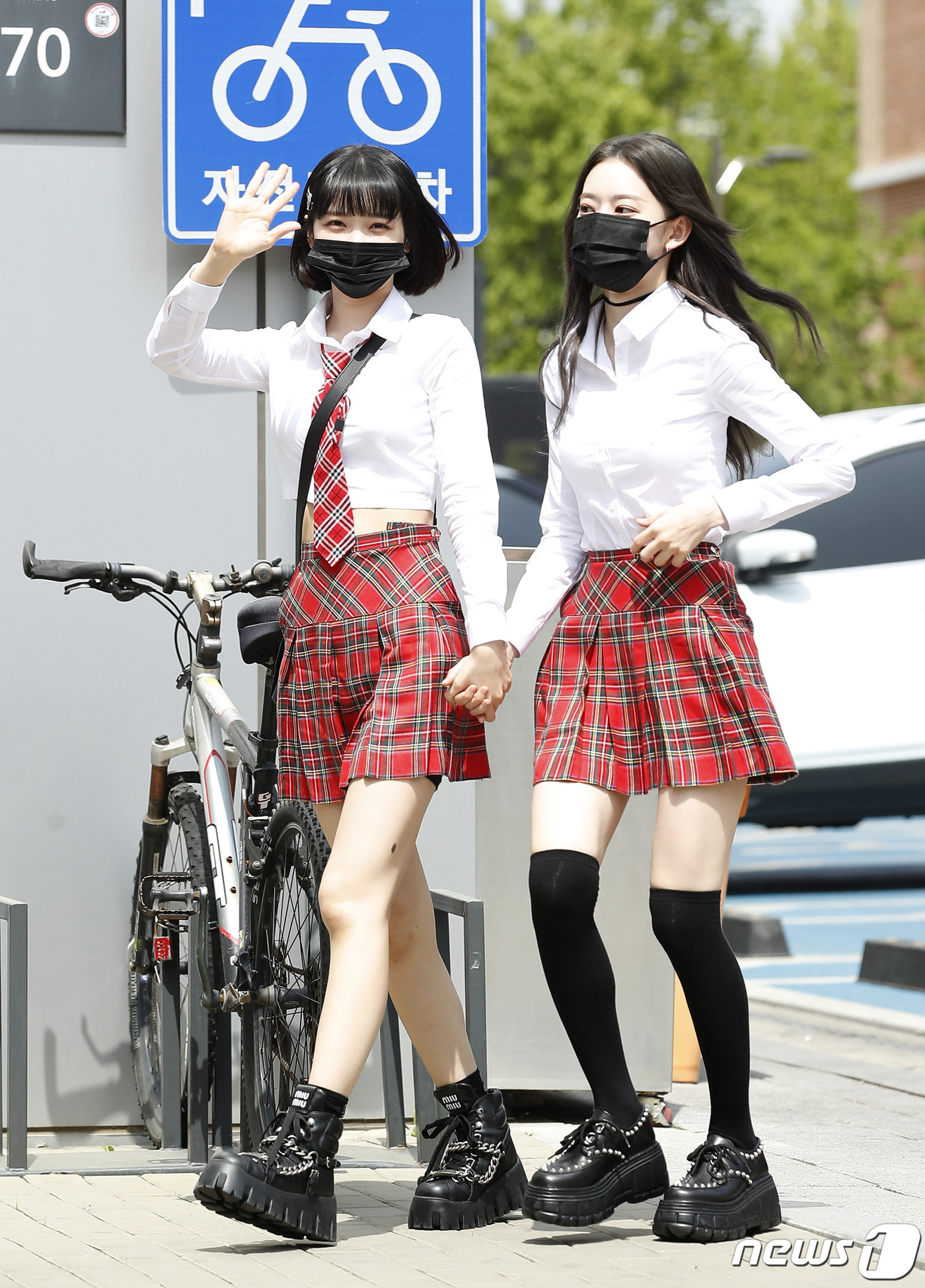 (고양=뉴스1) 권현진 기자 = 르세라핌(LE SSERAFIM)의 미야와키 사쿠라와 김채원(왼쪽)이 28일 경기도 고양시 일산 동구 장항동 JTBC 일산스튜디오에서 열린 '아는 형 …