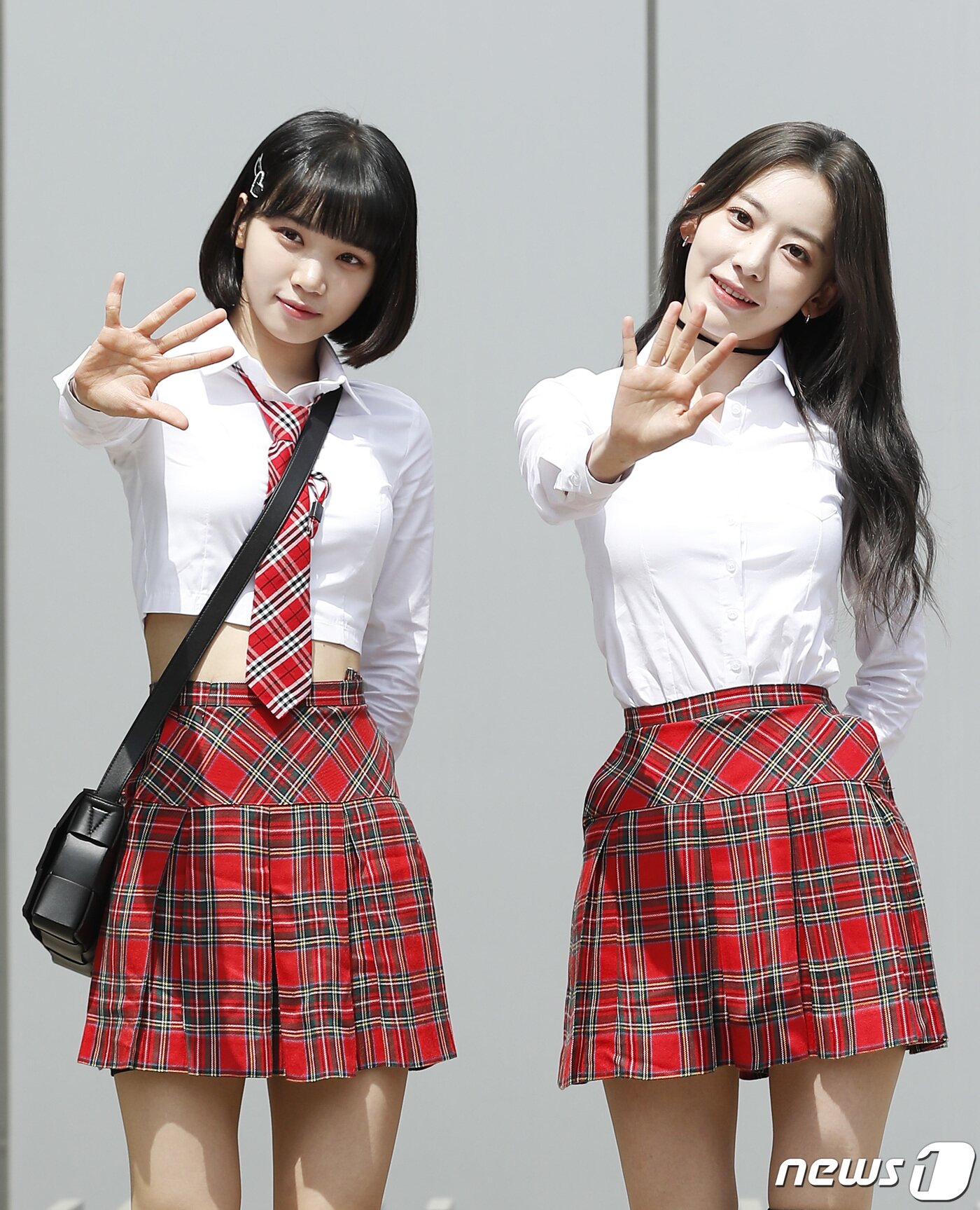 본문 이미지 - 르세라핌(LE SSERAFIM)의 미야와키 사쿠라와 김채원(왼쪽)이 28일 경기도 고양시 일산 동구 장항동 JTBC 일산스튜디오에서 열린 '아는 형님'(아형) 녹화에 참석해 포즈를 취하고 있다. ⓒ News1 권현진 기자