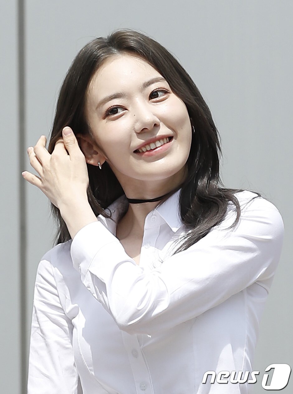 본문 이미지 - 르세라핌(LE SSERAFIM)의 미야와키 사쿠라가 28일 경기도 고양시 일산 동구 장항동 JTBC 일산스튜디오에서 열린 '아는 형님'(아형)에 참석해 미소를 짓고 있다. ⓒ News1 권현진 기자