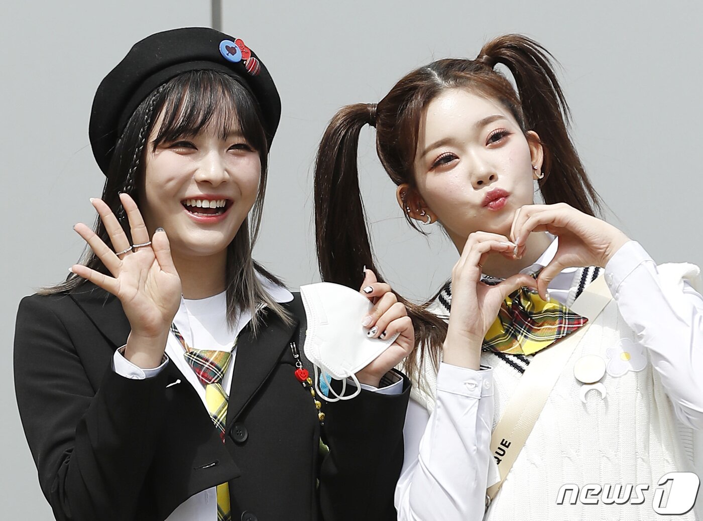 본문 이미지 - 그룹 문수아와 츠키(오른쪽)가 28일 경기도 고양시 일산 동구 장항동 JTBC 일산스튜디오에서 열린 '아는 형님'(아형) 녹화에 참석해 인사를 하고 있다. 2022.4.28/뉴스1 ⓒ News1 권현진 기자