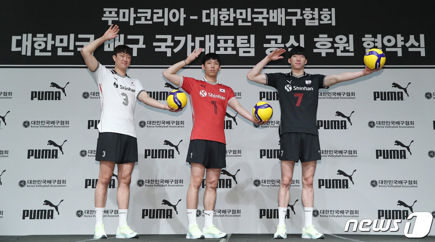 본문 이미지 - 28일 서울 용산구 서울드래곤시티호텔에서 열린 '푸마코리아-대한민국배구협회, 대한민국 남녀 배구 국가대표 공식 후원 협약식'에서 선수들이 새로운 국가대표 유니폼을 공개하고 있다. 왼쪽부터 나경복, 황택의, 허수봉. 2022.4.28/뉴스1 ⓒ News1 임세영 기자