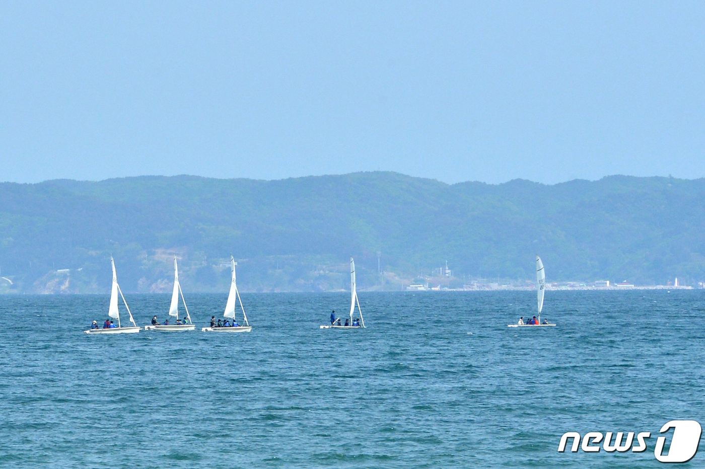 (포항=뉴스1) 최창호 기자 = 28일 경북 포항시 북구 영일대해수욕장에서 요트를 탄 시민들이 봄 바다를 즐기고 있다. 2022.4.28/뉴스1