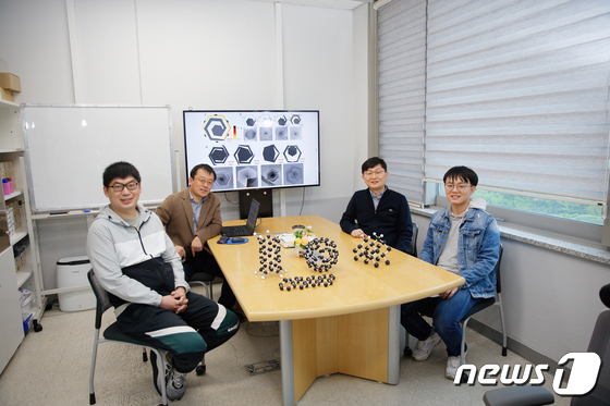 (왼쪽부터)펑 딩, 이종훈 교수, 펑닝 리우 연구원, 시아오 콩 IBS 연구위원.(UNIST 제공)© 뉴스1
