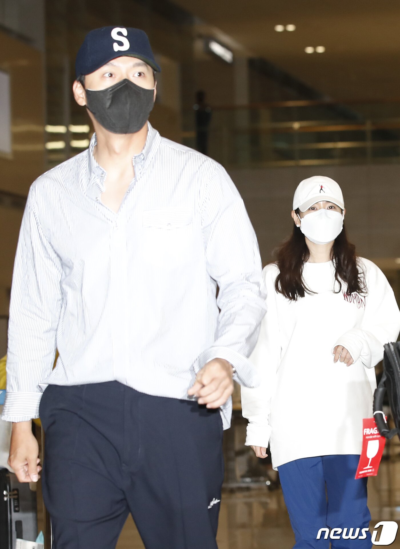 본문 이미지 - 배우 현빈, 손예진 부부가 달콤한 신혼여행을 마치고 28일 오후 미국에서 인천국제공항으로 귀국하고 있다. 2022.4.28/뉴스1 ⓒ News1 권현진 기자