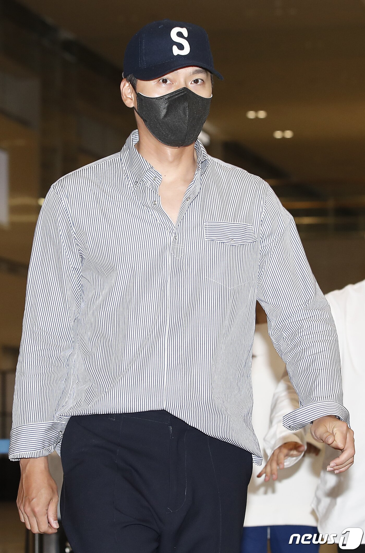 본문 이미지 - 배우 현빈이 달콤한 신혼여행을 마치고 28일 오후 미국에서 인천국제공항으로 귀국하고 있다. ⓒ News1 권현진 기자