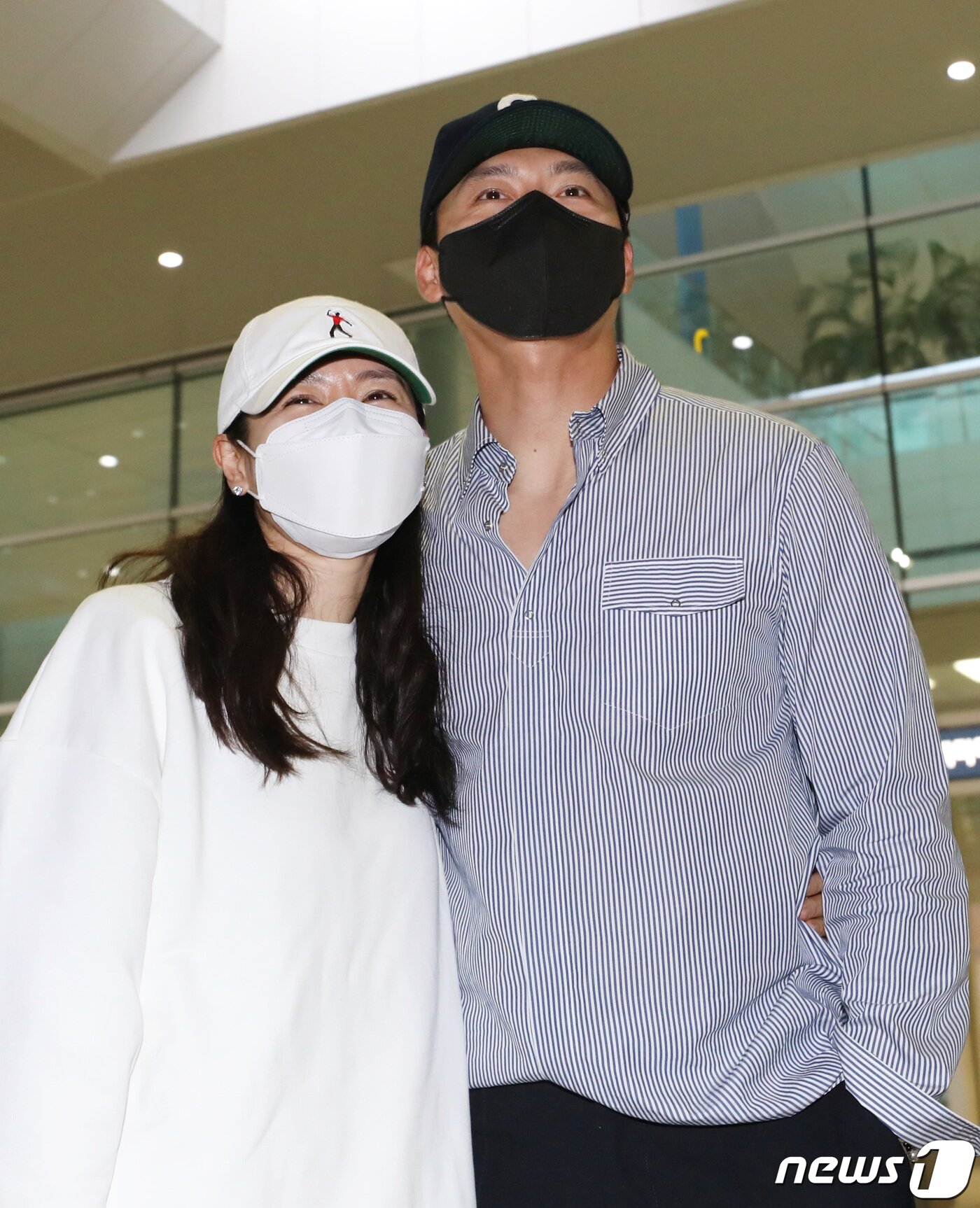 본문 이미지 - 배우 현빈, 손예진 부부가 달콤한 신혼여행을 마치고 28일 오후 미국에서 인천국제공항으로 귀국해 미소를 짓고 있다. 2022.4.28/뉴스1 ⓒ News1 권현진 기자