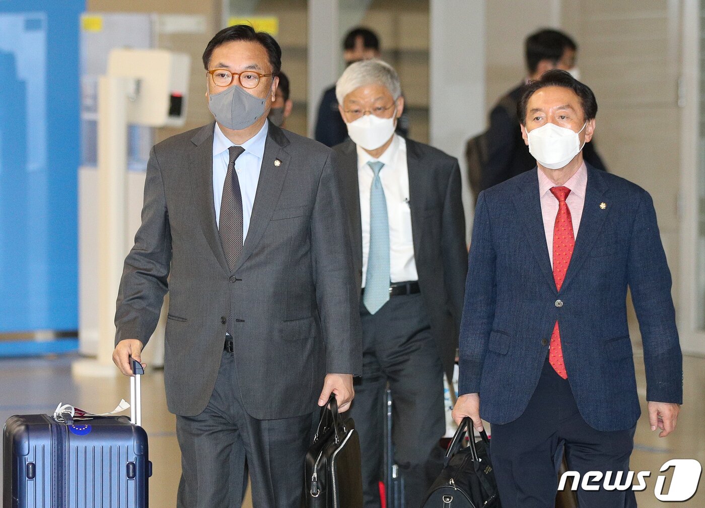 본문 이미지 - 윤석열 대통령 당선인의 한일 정책협의 대표단 단장인 정진석 국민의힘 의원과 김석기 의원, 윤덕민 전 원장 등이 지난달 28일 오후 인천국제공항 2터미널을 통해 귀국하던 모습. 협의단은 4박5일 방일기간 동안 기시다 후미오 일본 총리를 비롯해 마쓰노 히로카즈 관방장관, 하야시 요시마사 외무상, 하기우다 고이치 경제산업상, 기시 노부오 방위상, 아베 신조 전 총리 등을 면담했다. 2022.4.28/뉴스1 ⓒ News1 안은나 기자