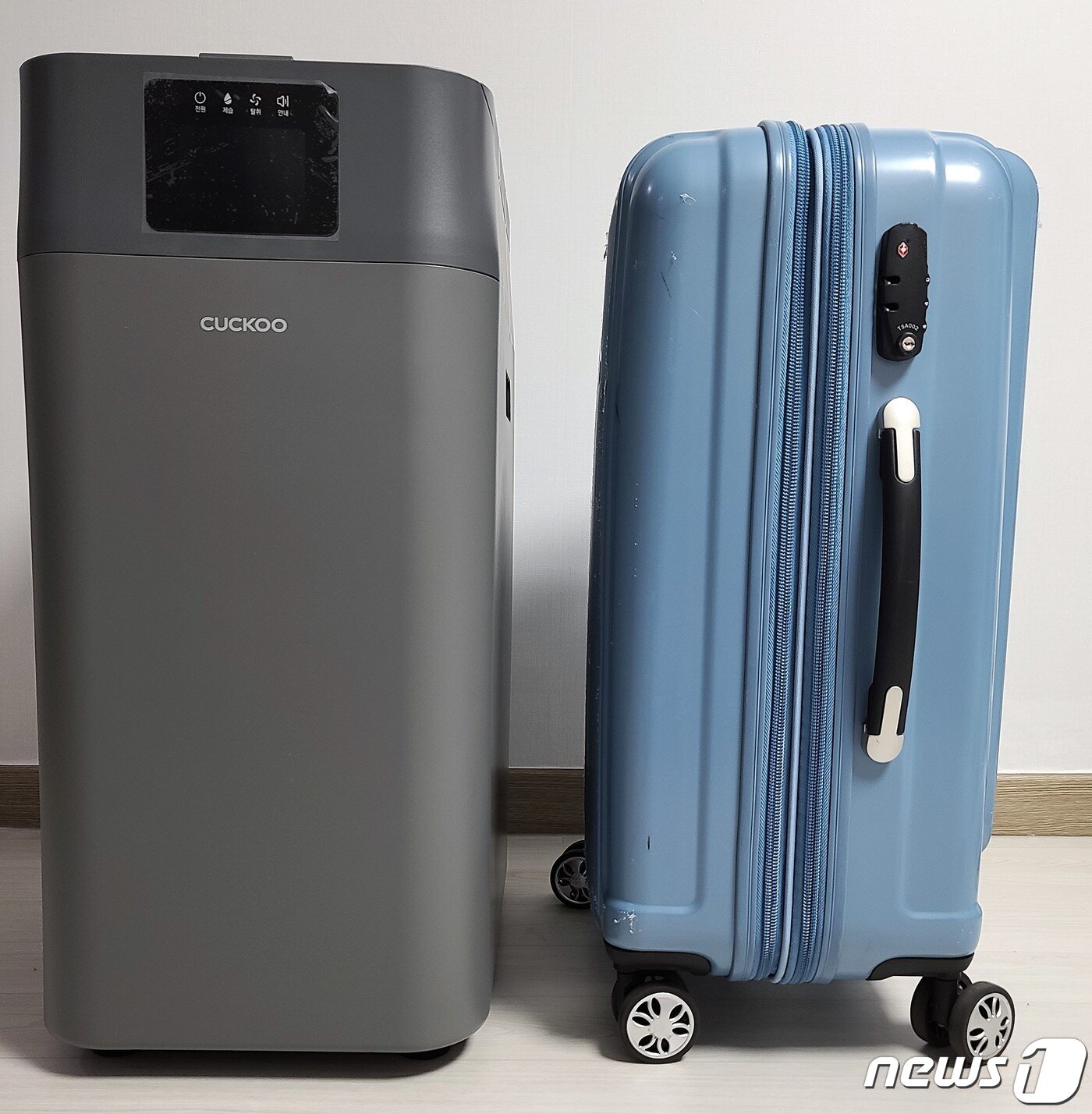 본문 이미지 - 쿠쿠 미생물 음식물쓰레기 처리기(왼쪽)과 여행용 캐리어(오른쪽) 크기 비교 ⓒ 뉴스1 조현기 기자