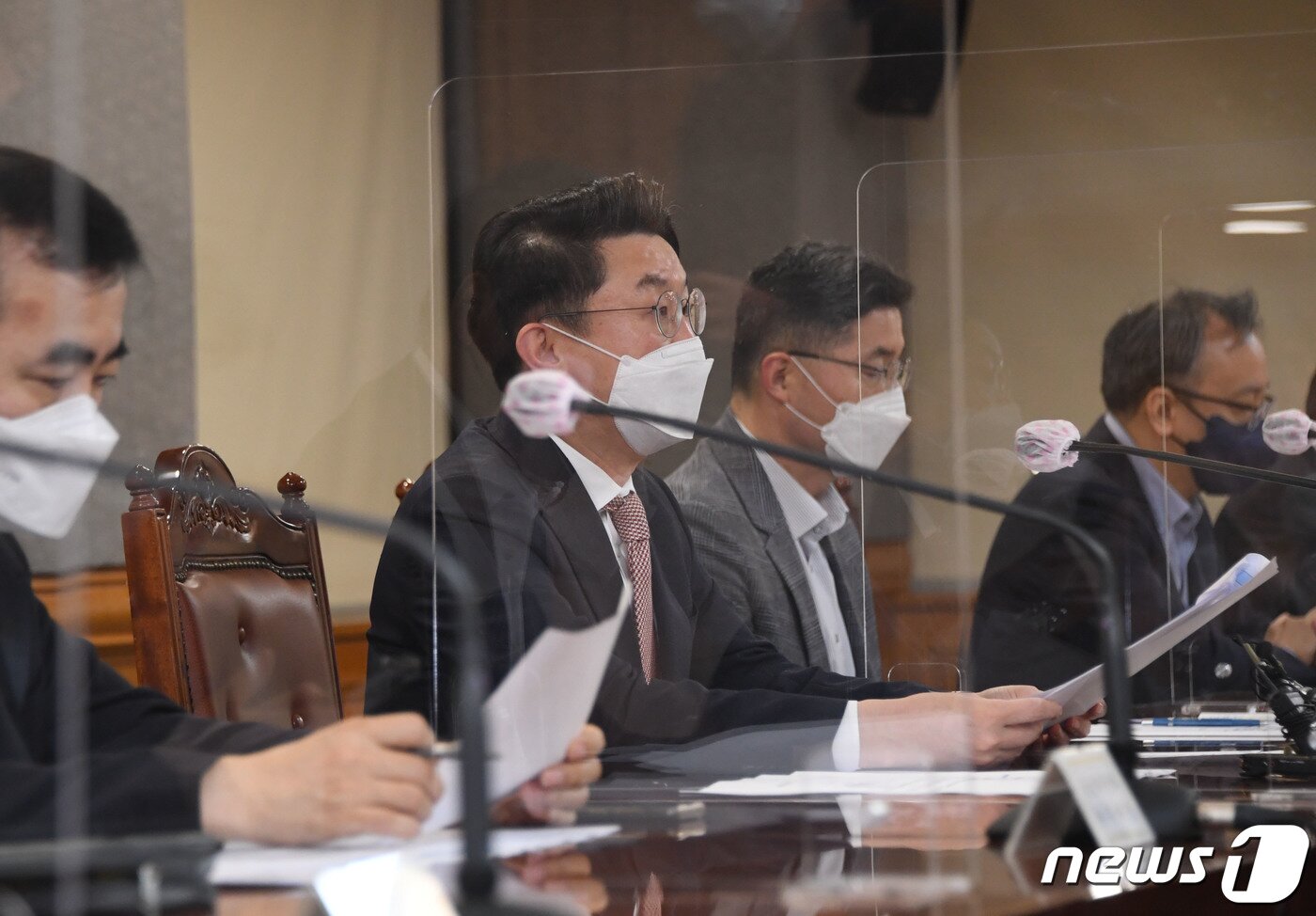 본문 이미지 - 이억원 기획재정부 차관이 29일 서울 중구 은행연합회에서 열린 거시경제금융회의에서 모두발언을 하고 있다. 이 차관은 "정부는 유류세 인하분을 소비자들이 신속히 체감할 수 있도록 적극 노력하겠다"고 밝혔다. (기획재정부 제공) 2022.4.29/뉴스1