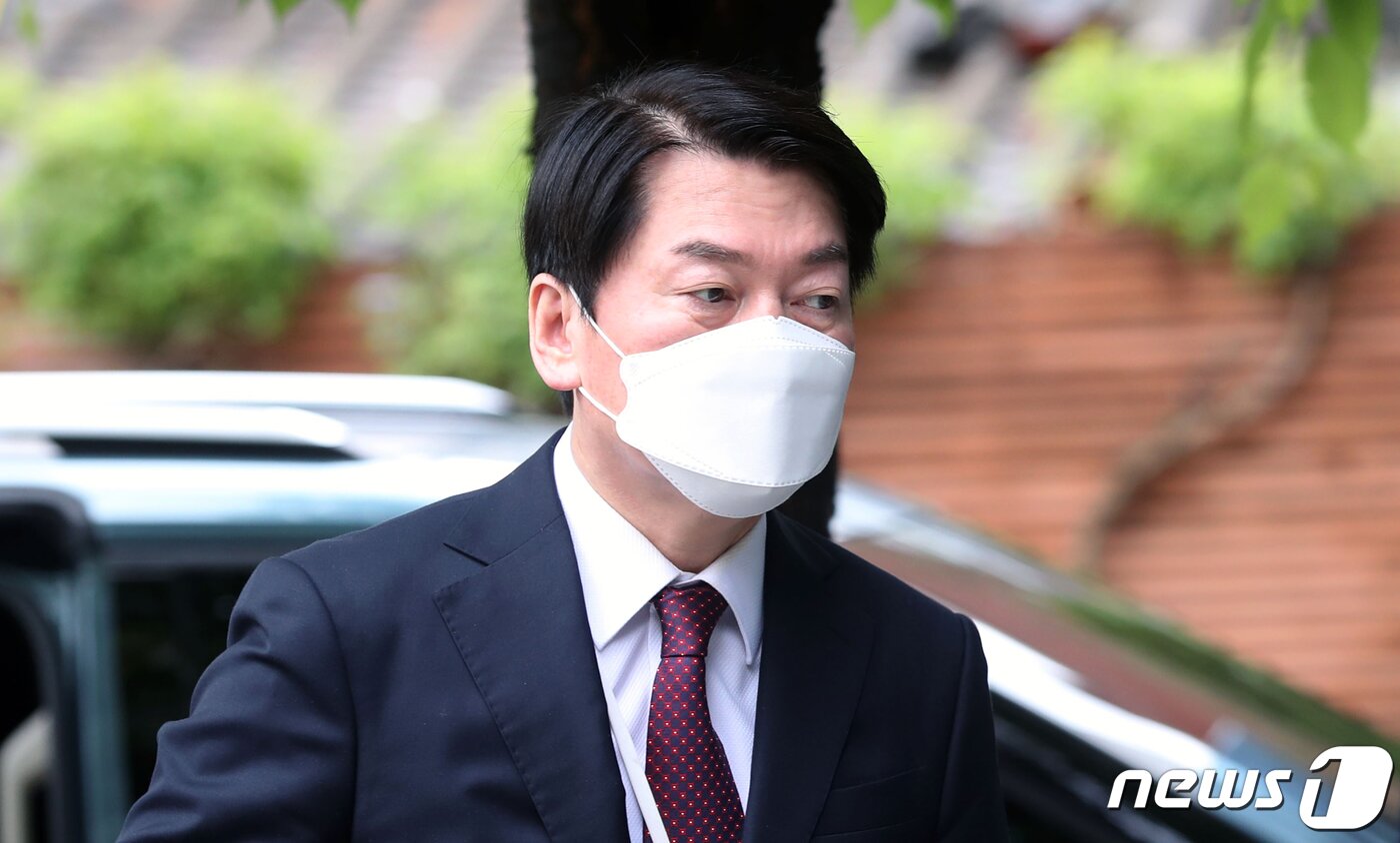 본문 이미지 - 안철수 대통령직인수위원장이 29일 오전 서울 종로구 통의동 인수위로 출근하고 있다. 2022.4.29/뉴스1 ⓒ News1 인수위사진기자단