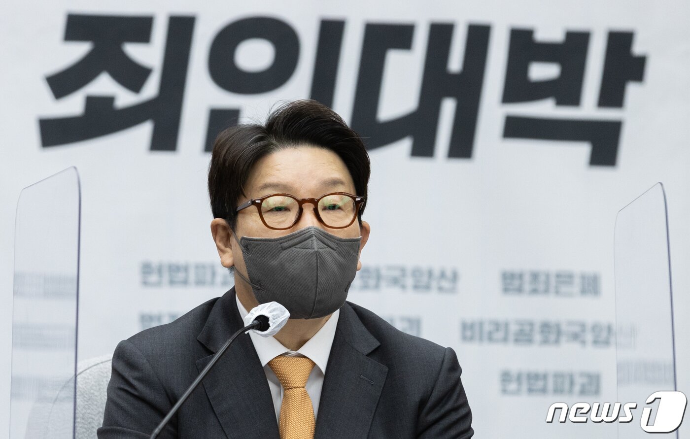 본문 이미지 - 권성동 국민의힘 원내대표가 29일 오전 서울 여의도 국회에서 열린 국민의힘 원내대책회의에서 발언하고 있다. 2022.4.29/뉴스1 ⓒ News1 이재명 기자