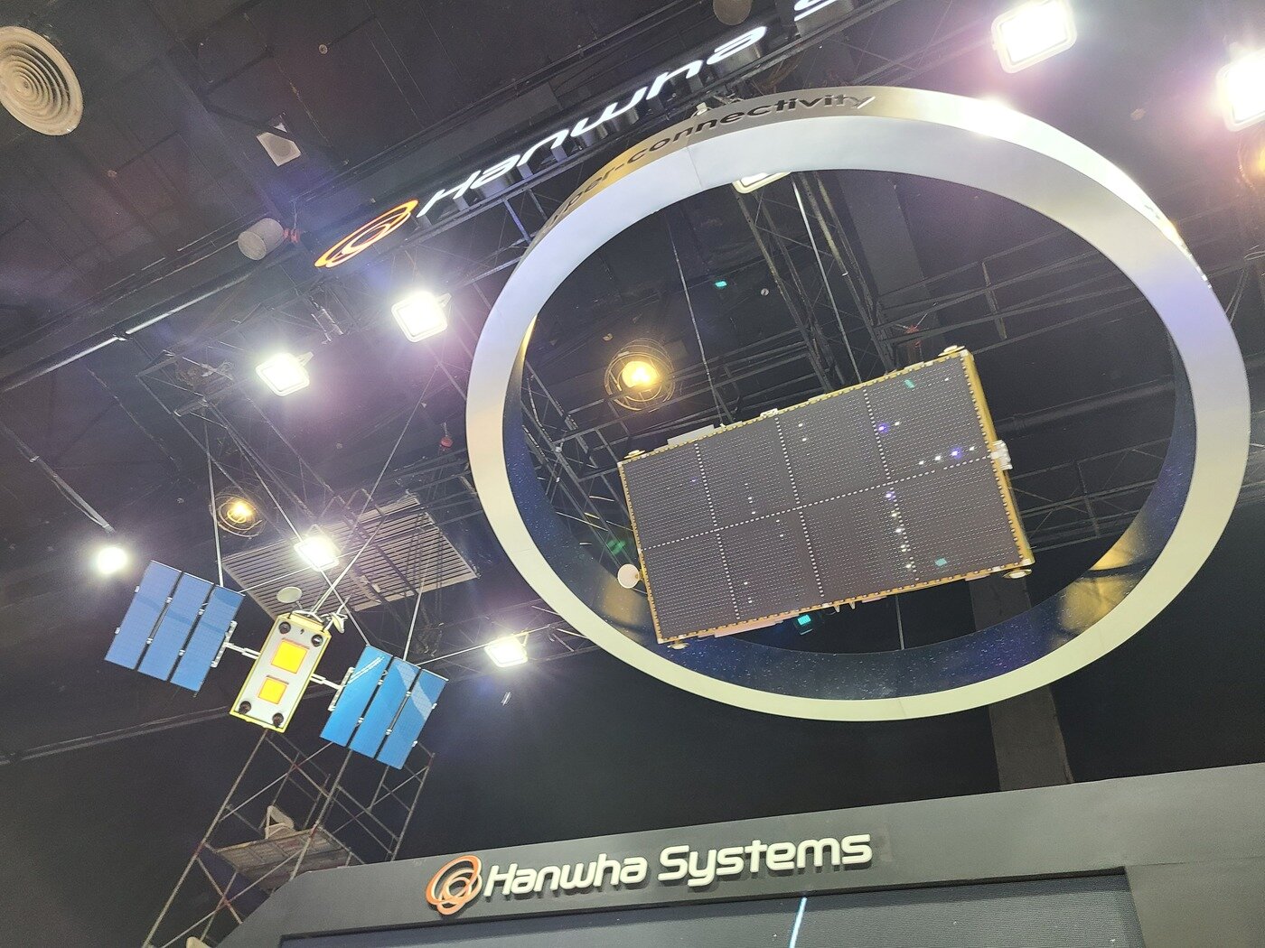 본문 이미지 - 'ADAS 2022'에 전시된 한화시스템의 위성 모형./공동취재단 ⓒ News1