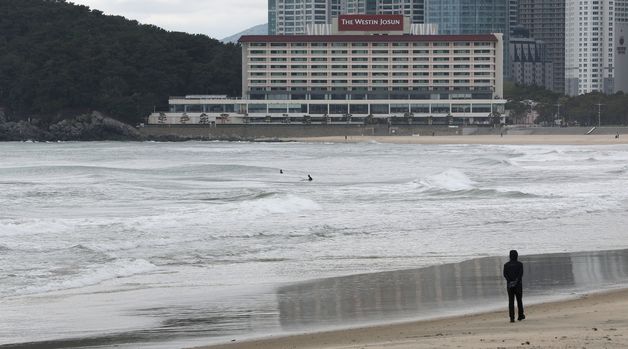 부산 주말 대조기에 강한 비바람…"해안가 너울성 파도 주의"