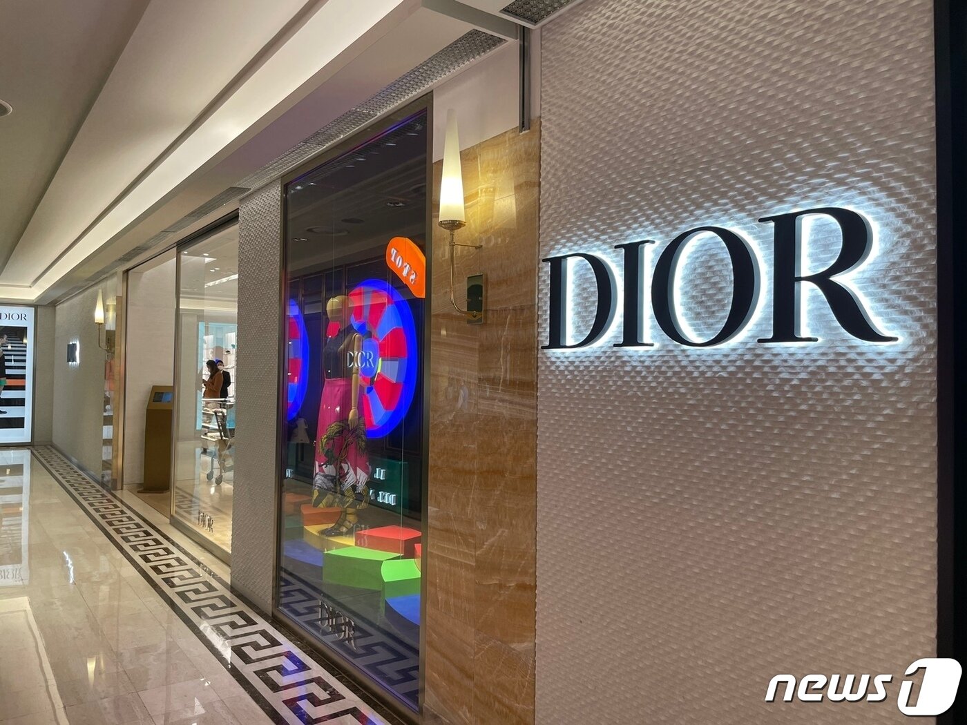 본문 이미지 - 갤러리아명품관 디올 매장 전경. ⓒ 뉴스1 신민경 기자