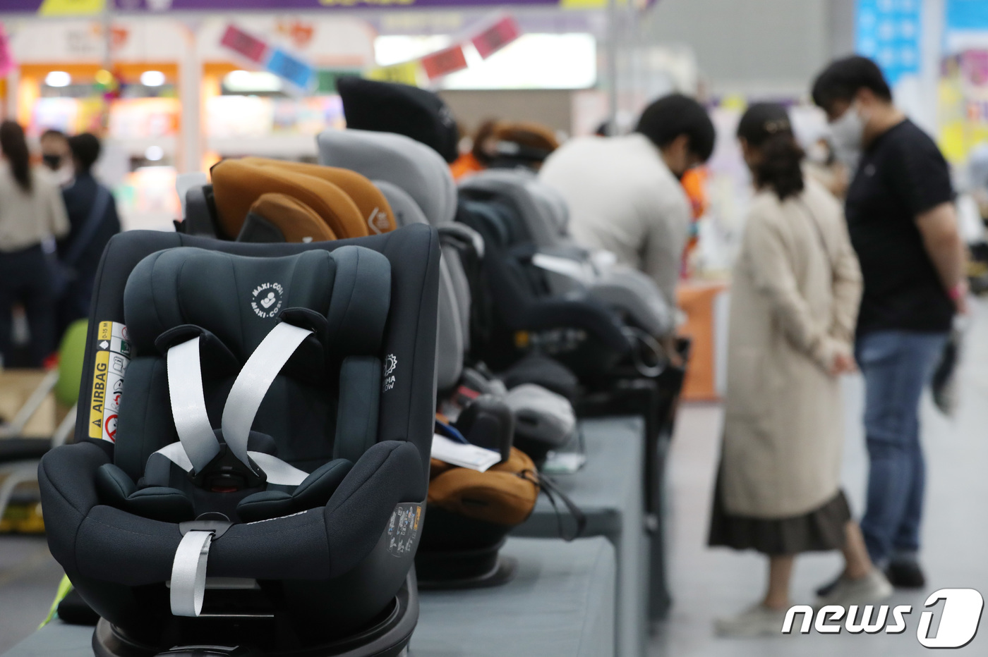 (수원=뉴스1) 김영운 기자 = 29일 오후 경기 수원 영통구 수원컨벤션센터에서 열린 '2022 수원베이비페어'를 찾은 시민들이 다양한 육아용품을 둘러보고 있다. 2022.4.29 …