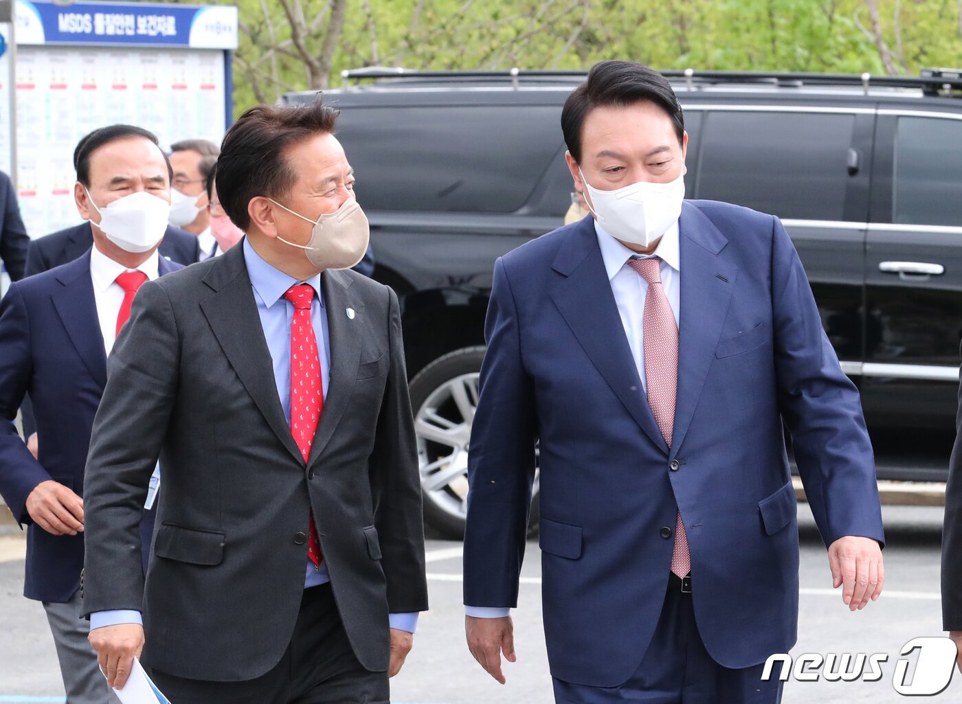 본문 이미지 - 윤석열 대통령 당선인이 29일 오후 충북 청주 오창 다목적방사광가속기 공사 현장을 방문해 김영환 국민의힘 충북도지사 예비후보와 이야기를 나누고 있다. 2022.4.29/뉴스1 ⓒ News1 인수위사진기자단