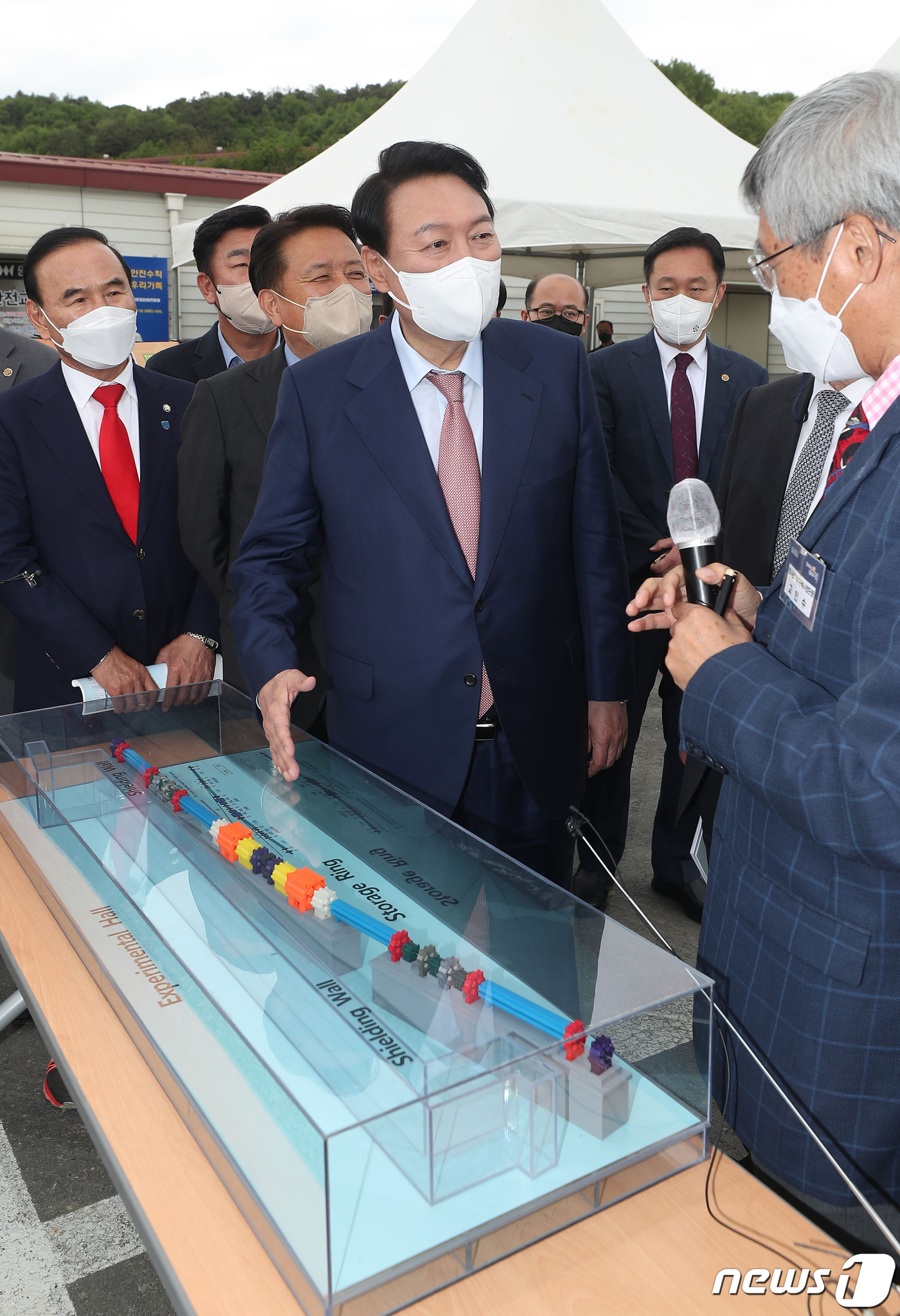 (청주=뉴스1) 인수위사진기자단 = 윤석열 대통령 당선인이 29일 오후 청주 오창 다목적방사광가속기 공사현장을 방문해 관련 모형을 살펴보고 있다.  2022.4.29/뉴스1