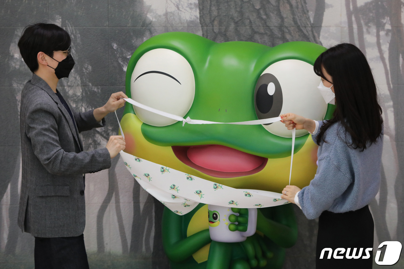 (수원=뉴스1) 김영운 기자 = 29일 오후 경기도 수원시청 직원들이 수원시 공식 캐릭터 '수원이'가 답답하게 쓰고 있던 마스크를 벗기고 있다. 이날 정부는 오는 5월 2일부터 실 …