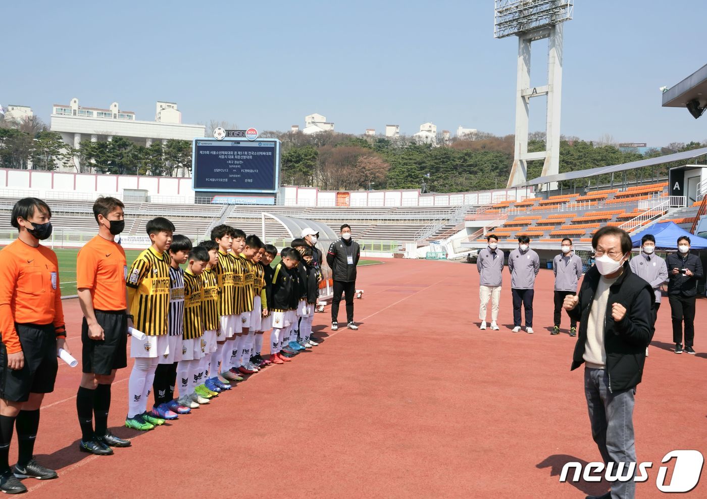 (서울=뉴스1) = 조희연 서울시교육감이 3일 오후 서울 용산구 효창운동장에서 열린 '제39회 서울소년체육대회 겸 제51회 전국소년체육대회 초등부 축구 종목 서울 대표선발전'에서 …