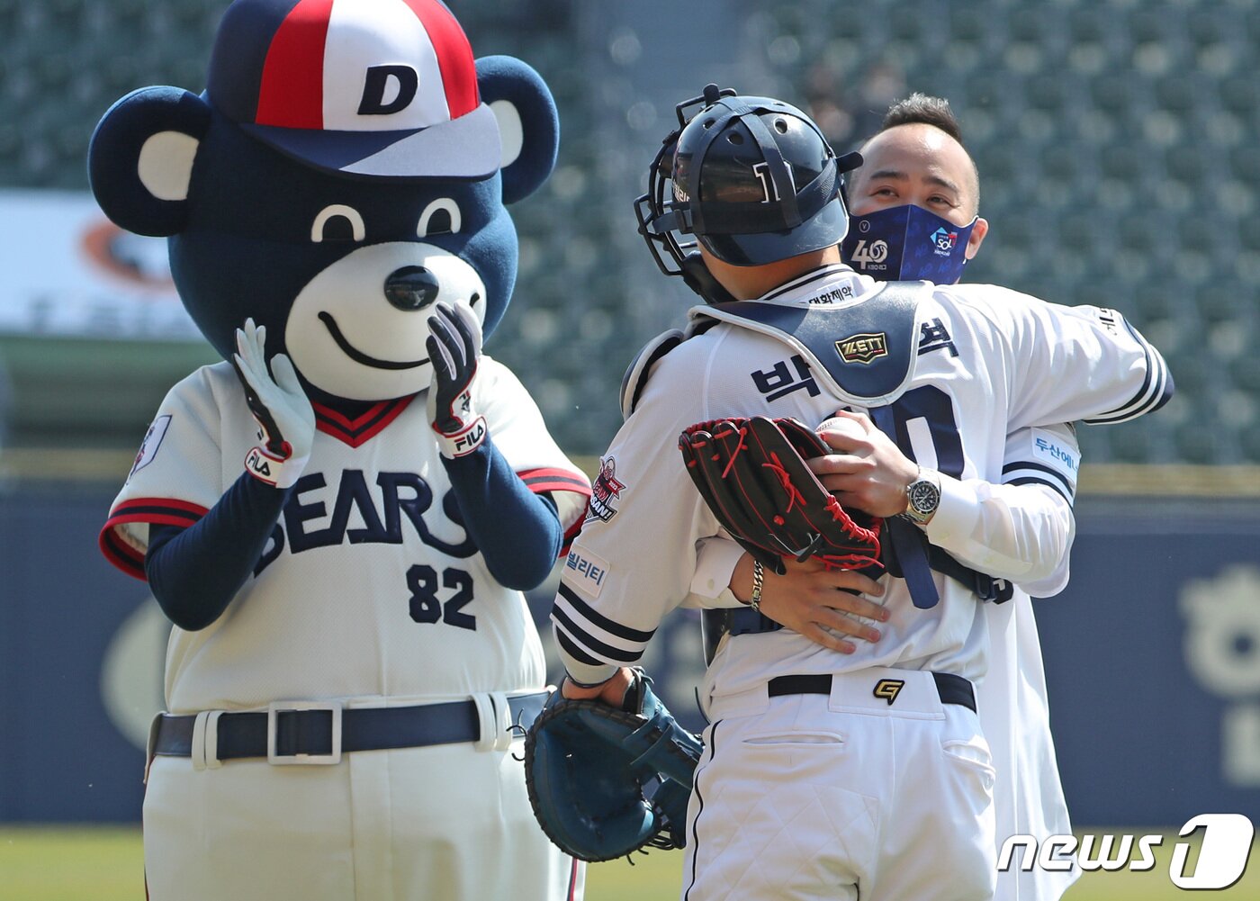 본문 이미지 - 3일 서울 송파구 잠실야구장에서 열린 2022 신한은행 SOL KBO리그 한화 이글스와 두산 베어스의 경기에서 지난 시즌을 끝으로 은퇴를 선언한 두산 베어스 유희관이 시구를 마친 후 박세혁 포수르 끌어안고 있다. 2022.4.3/뉴스1 ⓒ News1 이성철 기자