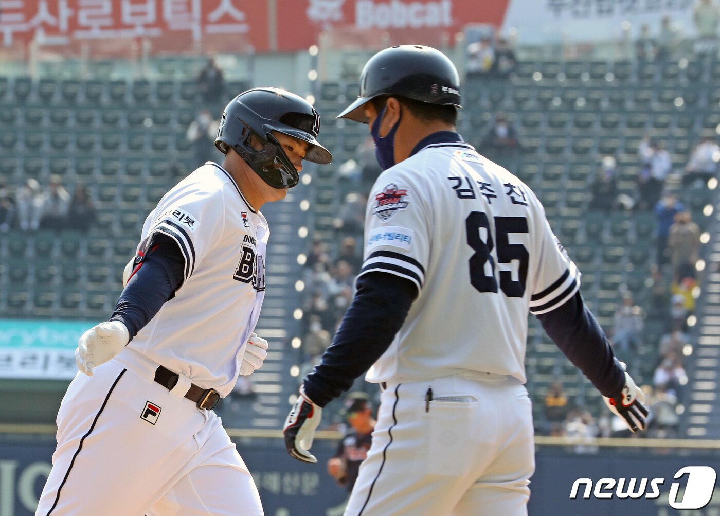 본문 이미지 - 3일 서울 송파구 잠실야구장에서 열린 2022 신한은행 SOL KBO리그 한화 이글스와 두산 베어스의 경기 4회말 무사 상황에서 두산 김재환이 솔로 홈런을 친 뒤 그라운드를 돌고 있다. 2022.4.3/뉴스1 ⓒ News1 이성철 기자