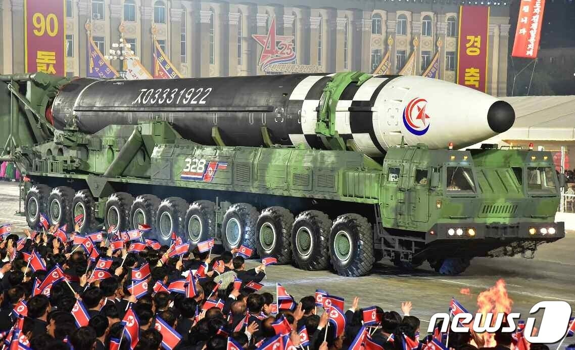 본문 이미지 - &#40;평양 노동신문=뉴스1&#41; = 지난 25일 조선인민혁명군 창건 90주년 열병식에서 북한이 선보인 &#39;화성-17형&#39; 대륙간탄도미사일&#40;ICBM&#41;. [국내에서만 사용가능. 재배포 금지. DB 금지. For Use Only in the Republic of Korea. Redistribution Prohibited] rodongphoto@news1.kr
