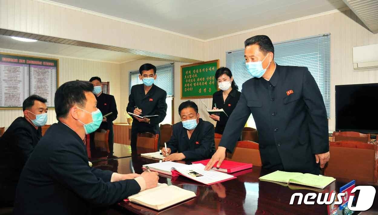 (평양 노동신문=뉴스1) = 북한 노동당 기관지 노동신문은 30일 "3대혁명붉은기 쟁취운동은 시, 군 강화의 위력한 무기"라고 강조했다. 신문은 "3대혁명을 새로운 높이에서 힘차게 …