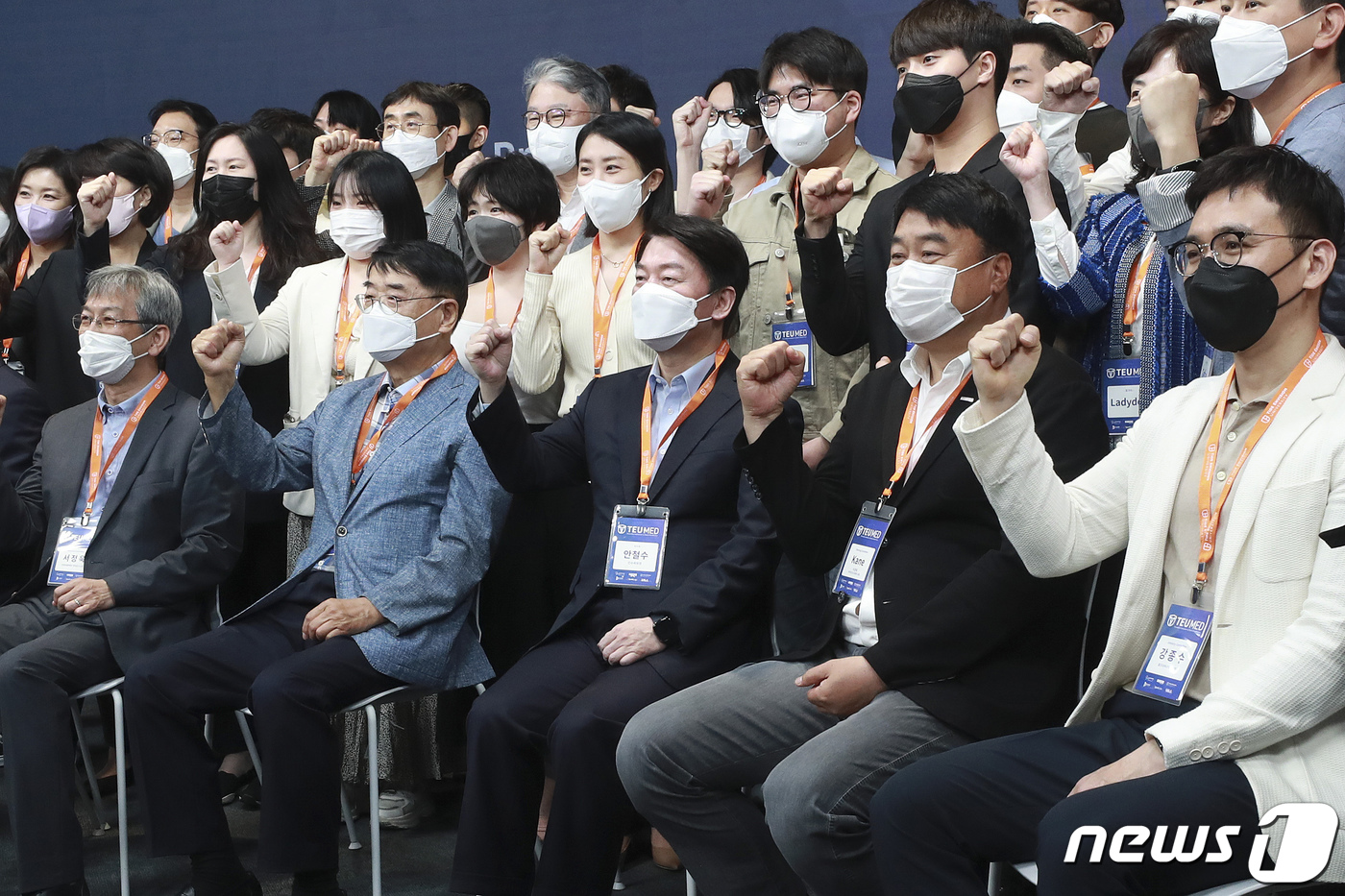 (서울=뉴스1) 오대일 기자 = 안철수 대통령직인수위원장이 30일 오전 서울 중구 DDP(동대문디자인플라자)에서 동그라미재단이 주최한 TEU-MED 2기 오리엔테이션에 참석해 참가 …