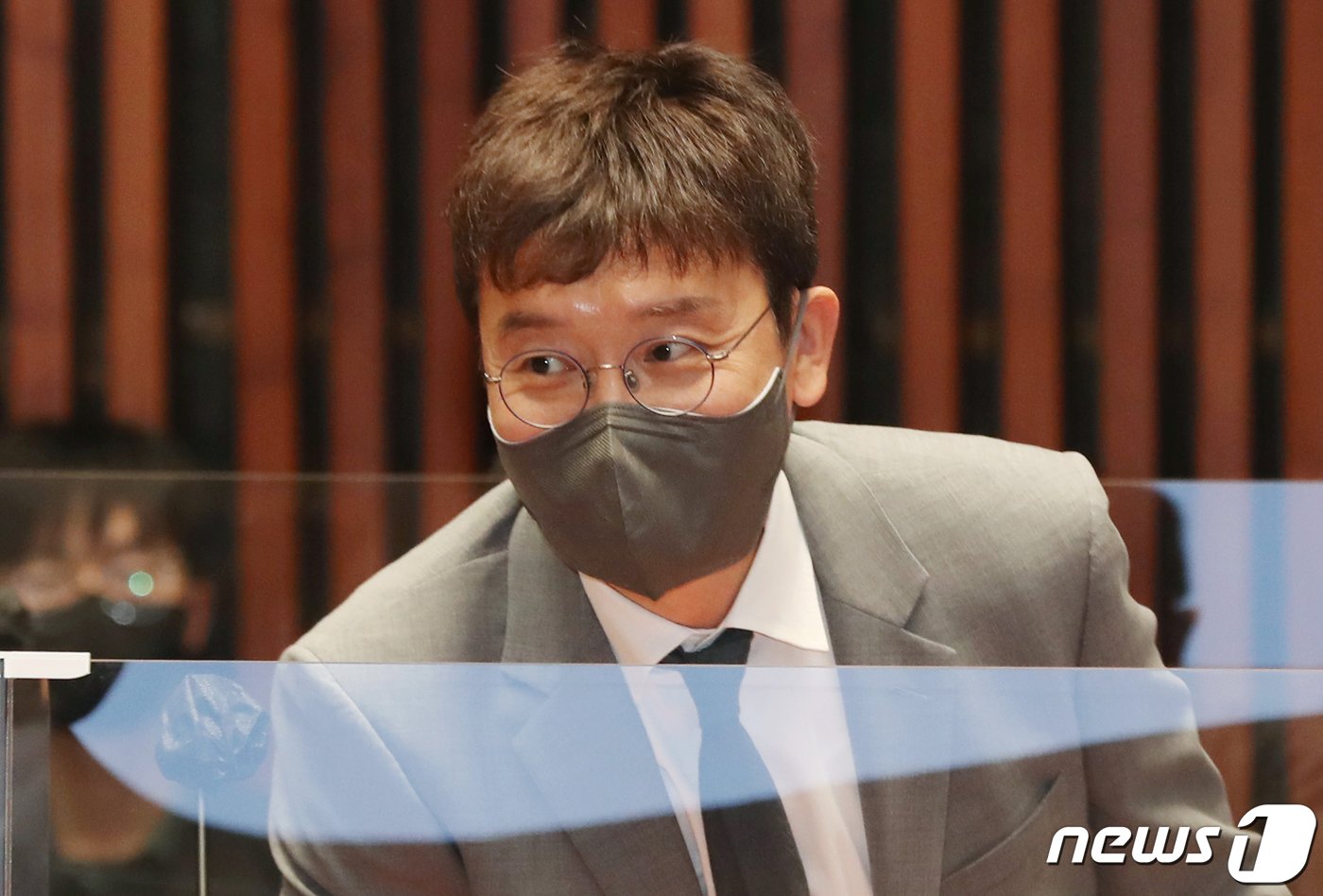본문 이미지 - 김웅 국민의힘 의원이 30일 서울 여의도 국회에서 열린 의원총회에 참석하고 있다. (공동취재) 2022.4.30/뉴스1 ⓒ News1 이재명 기자
