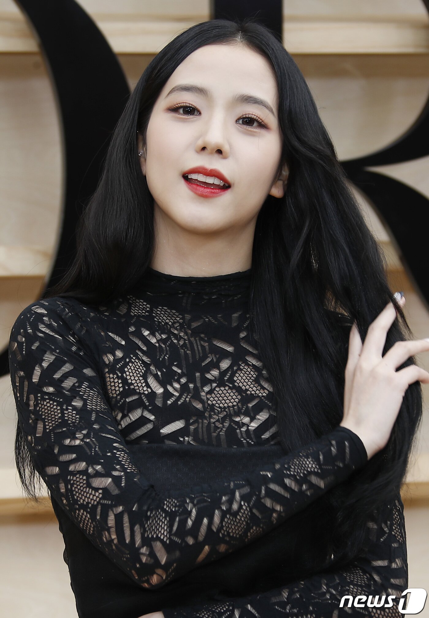 본문 이미지 - 블랙핑크 지수가 30일 오후 서울 서대문구 이화여자대학교에서 열린 ‘디올(DIOR) 한국 최초 2022 가을 여성 컬렉션’에서 사랑스러운 매력을 발산하고 있다.ⓒ News1 권현진 기자