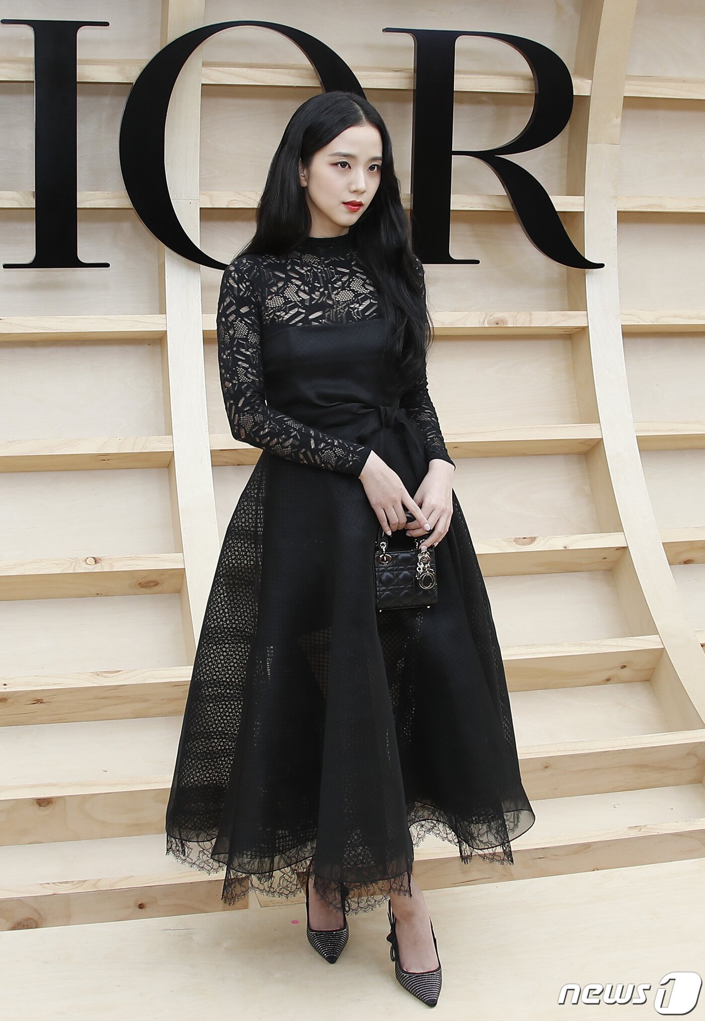 본문 이미지 - 블랙핑크 지수가 30일 오후 서울 서대문구 이화여자대학교에서 열린 ‘디올(DIOR) 한국 최초 2022 가을 여성 컬렉션’에서 포즈를 취하고 있다. ⓒ News1 권현진 기자